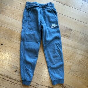 Big kids Nike sweatpants size small (8-9)